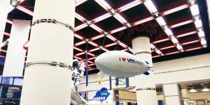 遙控飛船_與VMWare合作的遙控飛船_可以遙控的造型空飄氣球於世貿展覽場，展場中飛行的廣告_1